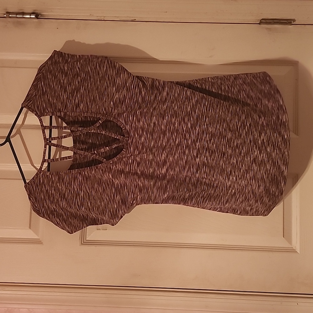 Workout top - Picture 2 of 3